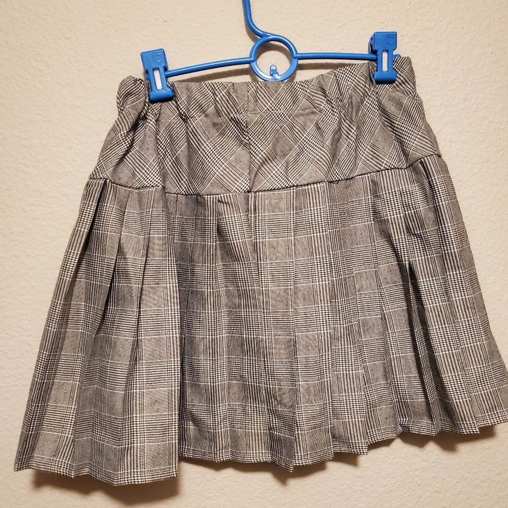Gray pleated tweed skirt